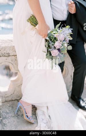 Wunderschöner Emotionaler Moment Neben Ocean Mit Elegantem Kleid Und Lebendigen Fersen Stockfoto