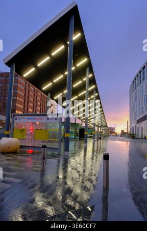Die Liverpool One Bushaltestelle (links) befindet sich in Canning Place, Liverpool, England, mit dem Hilton Hotel Gebäude auf der rechten Seite bei Sonnenuntergang mit Aussicht Stockfoto