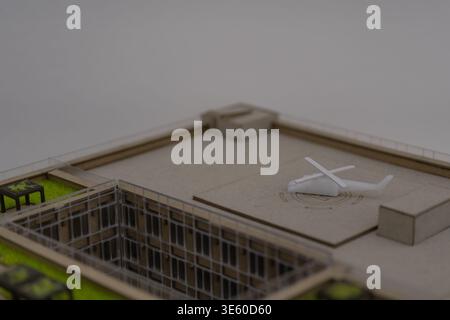 Nahaufnahme eines architektonischen Modells mit Schwerpunkt auf Dachstruktur und Gebäudelayout. Konzept der modernen Architektur, Bauplanung und Susta Stockfoto