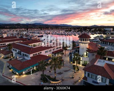 Sonnenaufgang über den Geschäften und Restaurants von Harbor Village in Ventura, Kalifornien Stockfoto