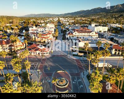 Aus der Vogelperspektive mit Blick auf die State Street vom Cabrillo Boulevard in Richtung Stadtzentrum von Santa Barbara, Kalifornien Stockfoto