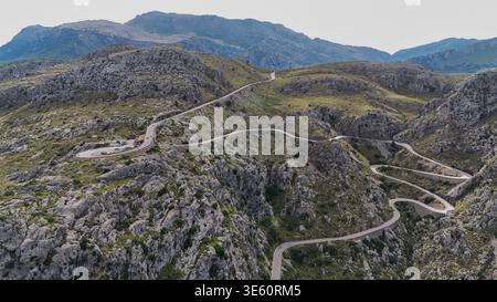 Gewundene Bergstraße mit scharfen Kurven, malerische Luftlandschaft Stockfoto
