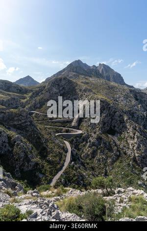 Blick aus der Vogelperspektive auf die serpentine Bergstraße mit dramatischen Kurven Stockfoto