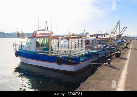 Touristenboote in einem Hafen in Nessebar, Bulgarien Stockfoto