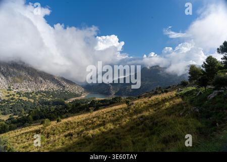 Wolken, die sich über die Berglandschaft ziehen, Panoramablick Stockfoto
