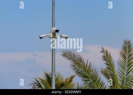 Überwachungskameras oder CCTV-System auf einem Metallpfosten Stockfoto