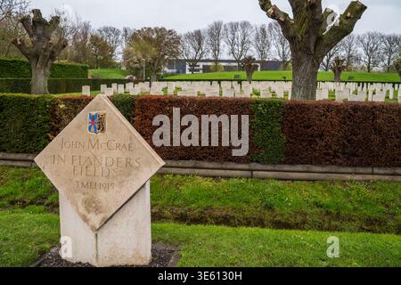 Eine diamantförmige Markierung erinnert an John McCrae auf dem Essex Farm Cemetery in Ypern. Der Stein trägt den Titel „in Flanders Fields“ und das Datum 3. Mai Stockfoto