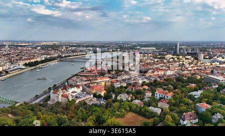 Drone Blick auf Budapester Stadtlandschaft und Donau bei Sonnenuntergang Stockfoto
