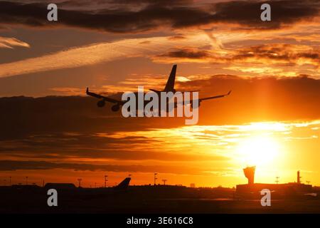 Silhouette der Boeing 747 Landung bei dramatischem Sonnenuntergang am Flughafen Sheremetyevo Stockfoto