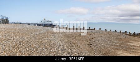 Panoramablick auf den Eastbourne Pier und hölzerne Keuchen, um Küstenerosion in Eastbourne, East Sussex, UK am 31. März 2026 zu verhindern Stockfoto