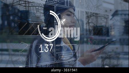 Smartphone mit Kapuze, Frau, die AR HUD auf Glas auf der Stadtstraße überprüft, Kapuzenmantel Schal Stockfoto