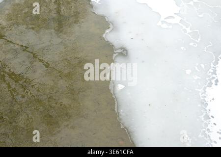 Bruchstücke gespaltener Menschen auf dem Fluss, Stückchen Menschen auf dem Fluss, Frühlingseis treiben Stockfoto