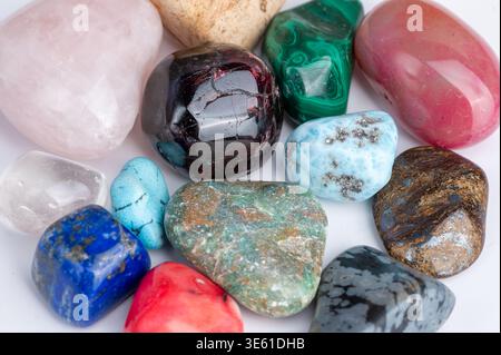 Verschiedene Edelsteine schließen sich auf einer weißen Oberfläche Stockfoto