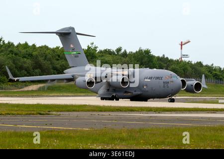 US-Luftwaffe Boeing C-17A Globemaster III Militärtransportflugzeug fährt zur Landebahn. USA - 16. Mai 2022 Stockfoto