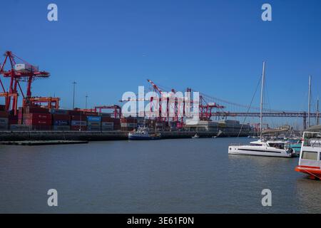 Lissabon, Portugal, Europa, Hafenanlage, Containerterminal, Tejo, Industriehafen, Container, Maersk, K Line, Frachtschiff, Logistik, Global Trade, Lieferketten, Hafenkrane, Infrastruktur, Wirtschaft, Import Export, Schifffahrt, Verkehr, Gueterverkehr, Bruecke Ponte 25 de Abril, Skyline, Urban, Maritimer Verkehr, Europa Handel *** Lissabon, Portugal, Europa, Hafenanlage, Containerterminal, Tagus, Industriehafen, Container, Maersk, K Line, Frachtschiff, Logistik, Welthandel, Lieferketten, Hafenkräne, Infrastruktur, Wirtschaft, Import, Export, Seeverkehr, Verkehr, Güterverkehr, Ponte 25 de Stockfoto