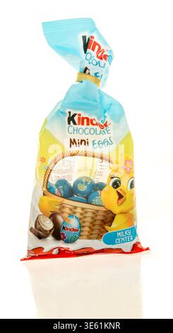Winneconne, WI - 28. März 2026: Ein Paket von Kinder Schokolade Mini Eierbonbons auf einem isolierten Hintergrund. Stockfoto