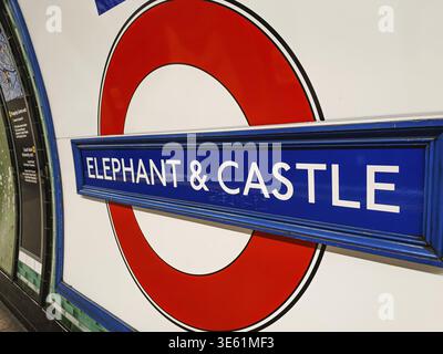 Elefanten- und Schloss-Schild, der klassische rot-blaue Rundlauf der Londoner U-Bahn. London, Großbritannien, 15. April 2024 Stockfoto