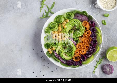 Essen, gesunde vegane Regenbogen Lunch Bowl. Avocado und Kichererbsen Gemüsesalat. Draufsicht Stockfoto