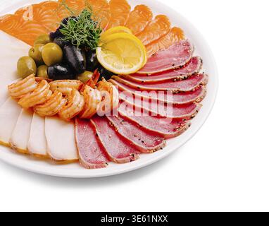 Essen, Eine wunderschön gestaltete Meeresfrüchte Platte bietet verschiedene Arten von Fisch, Garnelen, Oliven und Zitronenscheiben. Es unterstreicht die Frische des eingehenden Stockfoto