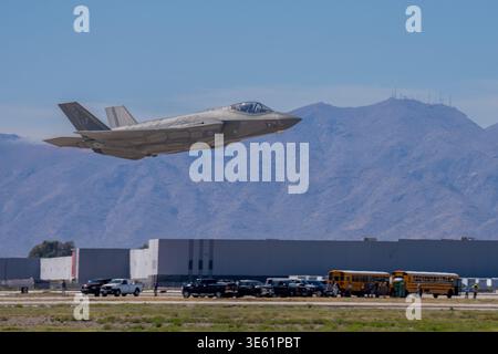 Die F-35 Lightning II ist ein multifunktionales Kampfflugzeug, das von Lockheed Martin gebaut wurde und die Luftüberlegenheit etabliert hat Stockfoto