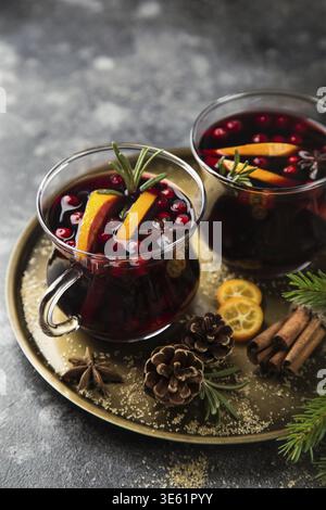 Essen, Glühwein in Glasbechern zu Weihnachten Stockfoto