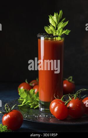 Essen, Gläser Tomatensaft serviert mit Gurke und Sellerie Stockfoto