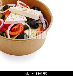 Essen, Eine Schüssel gefüllt mit einem lebhaften griechischen Salat mit frischen Tomaten, Gurken, roten Zwiebeln, schwarzen Oliven und garniert mit Fetakäse. Diese Gesundheit Stockfoto