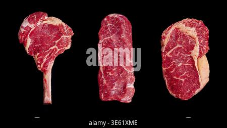 Food, Display hebt verschiedene Stücke von frischem rotem Rindfleisch hervor und betont die Marmorierung und Textur. Die Einrichtung konzentriert sich auf die Qualität und Vielfalt des Fleisches Stockfoto
