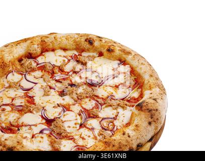 Essen, Nahaufnahme einer frisch gebackenen Pizza mit goldener Kruste, geschmolzenem Käse und Toppings von Hackfleisch und geschnittenen Zwiebeln. Ideales Gericht für ein Casua Stockfoto