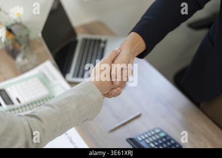 Eine Nahaufnahme eines Handschlags zwischen Geschäftspartnern als Symbol für Vereinbarung und Zusammenarbeit in einem Unternehmen Stockfoto