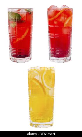 Essen, drei große Gläser gefüllt mit bunten Cocktails mit roten und gelben Getränken mit Eis, garniert mit frischem Obst. Ideal zum Zusammenziehen im Sommer Stockfoto
