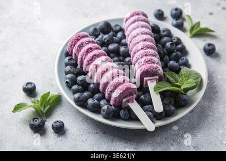 Essen, hausgemachte Heidelbeermoegler mit frischen Beeren, selektiver Fokus Stockfoto