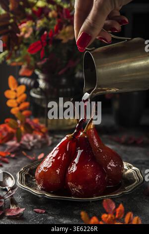 Essen, Rotwein pochierte Birnen, selektiver Fokus Stockfoto