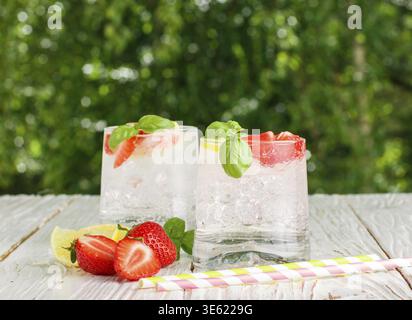 Sommer eine erfrischende Limonade. Trinken mit Zitrone, Erdbeere, Minze, Basilikum und Eis. Detox. Mineralwasser. Selektiver Fokus Stockfoto