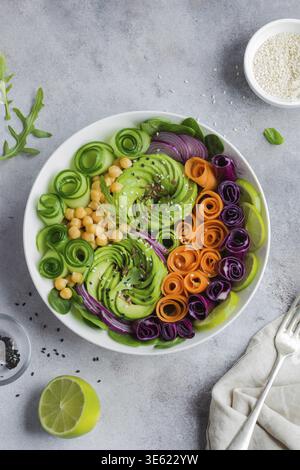 Essen, gesunde vegane Lunch Bowl. Avocado und Kichererbsen Gemüsesalat. Draufsicht Stockfoto