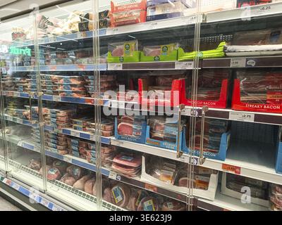 Supermarkt-Tiefkuehlgang mit Tiefkuehlkostauslage. London, Großbritannien, 15. April 2024 Stockfoto