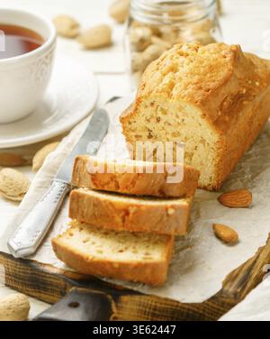 In Scheiben geschnittener Kuchen mit Mandeln auf dem Schneidebrett. Hausgemachter Kuchen mit Nüssen und Honig. Leckerer Snack zum Tee. Selektiver Fokus Stockfoto