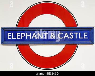 Elefant und Castle U-Bahn-Station Schild, der klassische rote und blaue Rundgang der Londoner U-Bahn. London, Großbritannien, 15. April 2024 Stockfoto