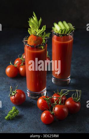 Essen, Gläser Tomatensaft serviert mit Gurke und Sellerie Stockfoto