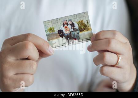 Ein koreanischer Mann und eine Japanerin, beide in ihren 30ern, sitzen auf einem Sofa und unterhalten sich in einer Wohnung in Namyangju-si, Gyeonggi-do, Korea Stockfoto