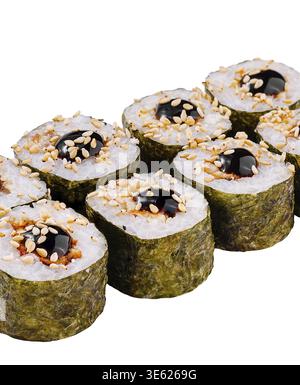 Essen, Sushi-Brötchen mit Aal, Sesamsamen, Reis und Nori-Algen stehen in einer Reihe Stockfoto