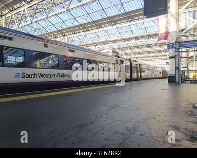 Der elektrische S-Bahn-Zug der South Western Railway steht an einem Bahnsteig in London. London, UK, 28. Juni 2024 Stockfoto