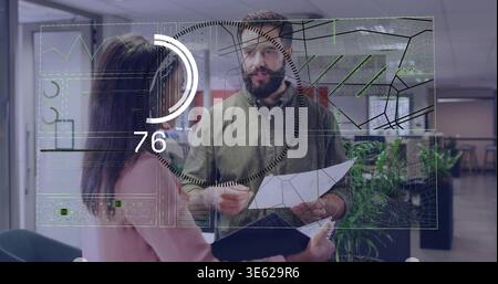 Über Mann in grünem Hemd und Frau in rosa Blazer im Büro, mit Schaltplan, Tablette, HUD Stockfoto