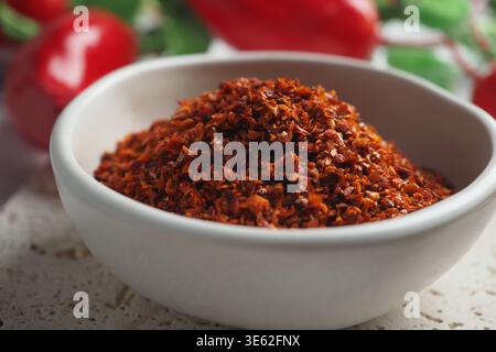 Gemahlene Chilischote in einer Schüssel bereit zum Kochen Stockfoto