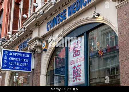 London. UK - 02.2026. Die Schilder an der Fassade einer chinesischen Medizinpraxis, die traditionelle Gesundheitsbehandlungen und Kräutermedizin anbietet. Stockfoto