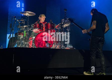 London, Großbritannien. April 2026. Dominic Howard von der Rockband Muse tritt live auf der Bühne der O2 Academy Brixton London auf. Muse spielte am 3. April eine intime Album-Show in der O2 Academy Brixton London, um ihr 10. Studioalbum The Wow! Zu feiern. Signal' das Album wird später in diesem Jahr veröffentlicht. Muse sind Matt Bellamy, Chris Wolstenholme und Dominic Howard. Quelle: SOPA Images Limited/Alamy Live News Stockfoto