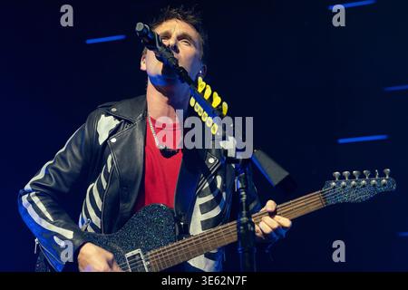 London, Großbritannien. April 2026. Matt Bellamy von der Rockband Muse tritt live auf der Bühne der O2 Academy Brixton London auf. Muse spielte am 3. April eine intime Album-Show in der O2 Academy Brixton London, um ihr 10. Studioalbum The Wow! Zu feiern. Signal' das Album wird später in diesem Jahr veröffentlicht. Muse sind Matt Bellamy, Chris Wolstenholme und Dominic Howard. Quelle: SOPA Images Limited/Alamy Live News Stockfoto