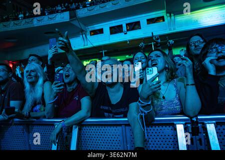 London, Großbritannien. April 2026. Die Fans sahen das Muse Konzert in der O2 Academy Brixton London. Muse spielte am 3. April eine intime Album-Show in der O2 Academy Brixton London, um ihr 10. Studioalbum The Wow! Zu feiern. Signal' das Album wird später in diesem Jahr veröffentlicht. Muse sind Matt Bellamy, Chris Wolstenholme und Dominic Howard. Quelle: SOPA Images Limited/Alamy Live News Stockfoto