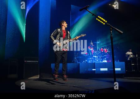 London, Großbritannien. April 2026. Matt Bellamy von der Rockband Muse tritt live auf der Bühne der O2 Academy Brixton London auf. Muse spielte am 3. April eine intime Album-Show in der O2 Academy Brixton London, um ihr 10. Studioalbum The Wow! Zu feiern. Signal' das Album wird später in diesem Jahr veröffentlicht. Muse sind Matt Bellamy, Chris Wolstenholme und Dominic Howard. Quelle: SOPA Images Limited/Alamy Live News Stockfoto