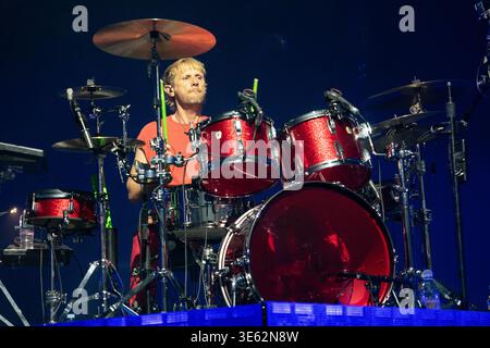 London, Großbritannien. April 2026. Dominic Howard von der Rockband Muse tritt live auf der Bühne der O2 Academy Brixton London auf. Muse spielte am 3. April eine intime Album-Show in der O2 Academy Brixton London, um ihr 10. Studioalbum The Wow! Zu feiern. Signal' das Album wird später in diesem Jahr veröffentlicht. Muse sind Matt Bellamy, Chris Wolstenholme und Dominic Howard. Quelle: SOPA Images Limited/Alamy Live News Stockfoto